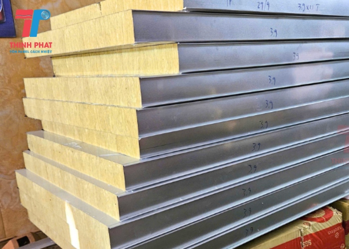 panel rockwool có trọng lượng khá nặng
