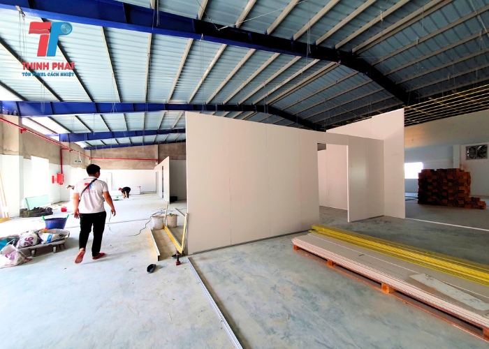 vách bao nhà máy bằng panel eps