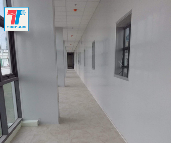 Thi công vách ngăn văn phòng công ty bằng tầm panel cách nhiệt