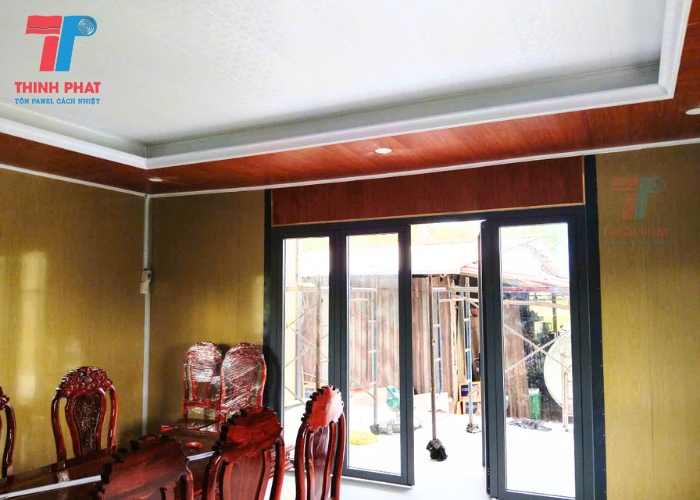 không gian phòng khách bằng panel vẫn gỗ