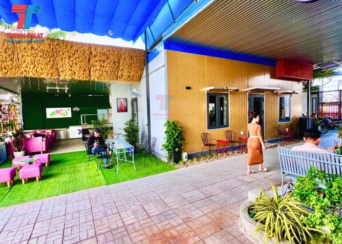không gian quán cà phê bằng panel vân gỗ