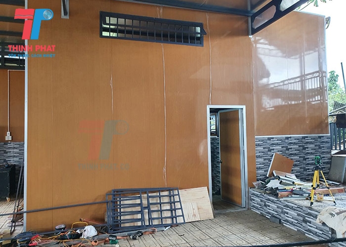 panel vân gỗ dựng vách văn phòng