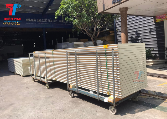 tấm sandwich panel PU  2