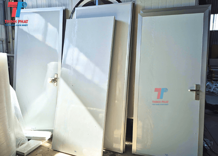 cửa panel nhôm 1