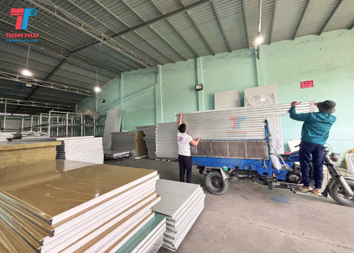 giá panel giả gỗ 4