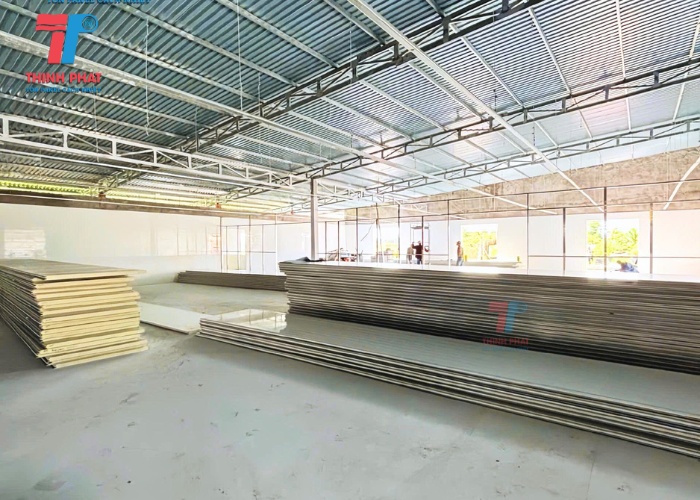 nhà xưởng dùng tấm panel pu giảm chi phí nhân công
