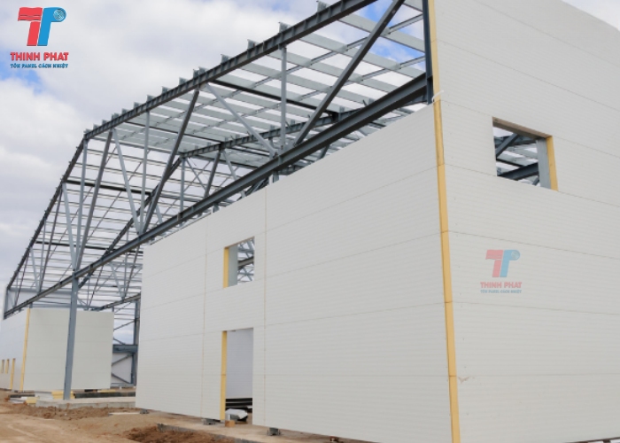 nhà xưởng dùng tấm panel pu làm vách bao
