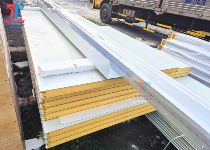 thi công tấm panel PU 3