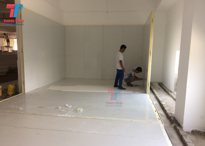 thi công tấm panel PU 4