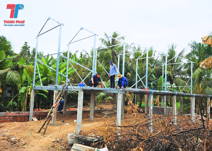 thi công tấm panel PU 6