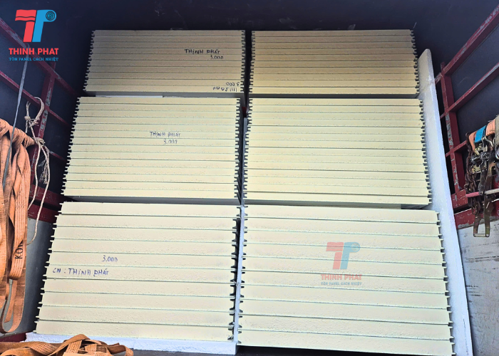 thi công tấm panel PU 7