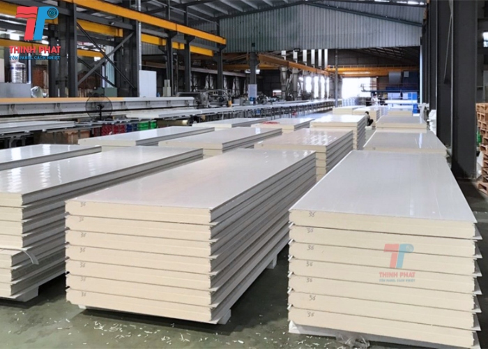 tấm cách nhiệt panel pu tại xưởng