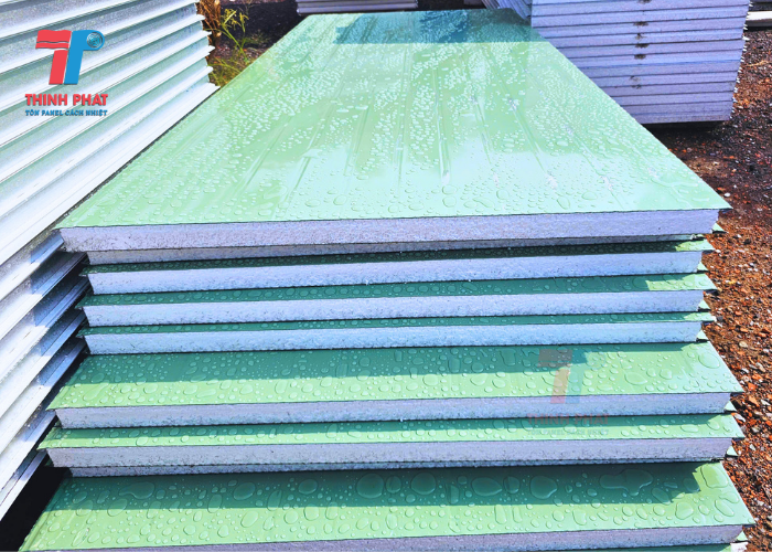 cấu tạo tấm panel màu xanh ngọc bề mặt cán gân mờ