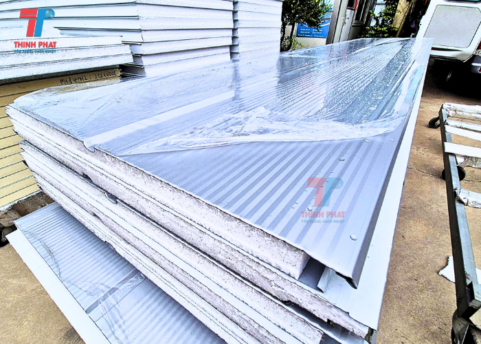 bề mặt tôn ngoài của tấm panel eps vách ngoài 5cm