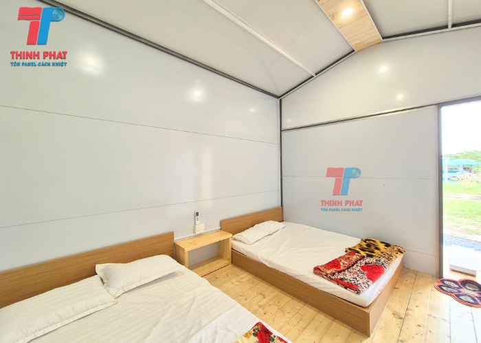 bề mặt trong của tấm panel vách ngoài là tôn màu trắng sữa để phẳng