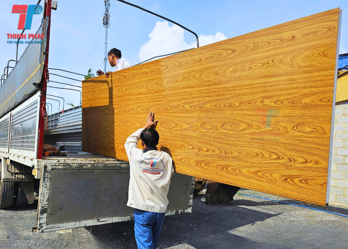 giao hàng tấm panel vân giả gỗ đến công trình