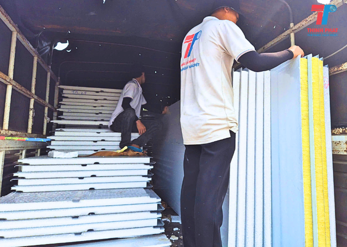giao hàng tấm panel eps cách nhiệt chống ồn