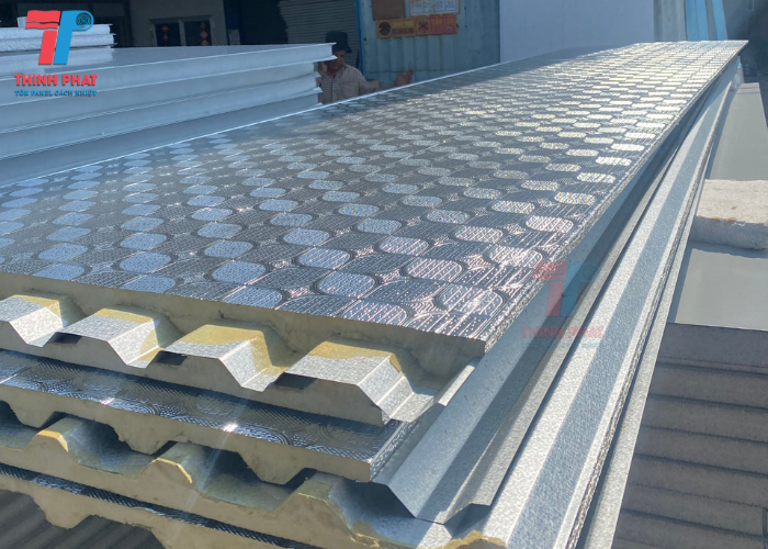 lớp bề mặt giấy bạc của tấm tôn pu lợp mái chống nóng