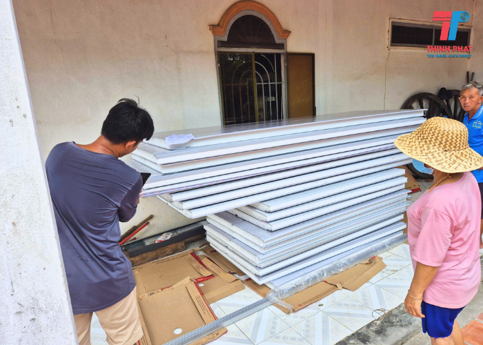 giao hàng tấm panel đến tận nơi