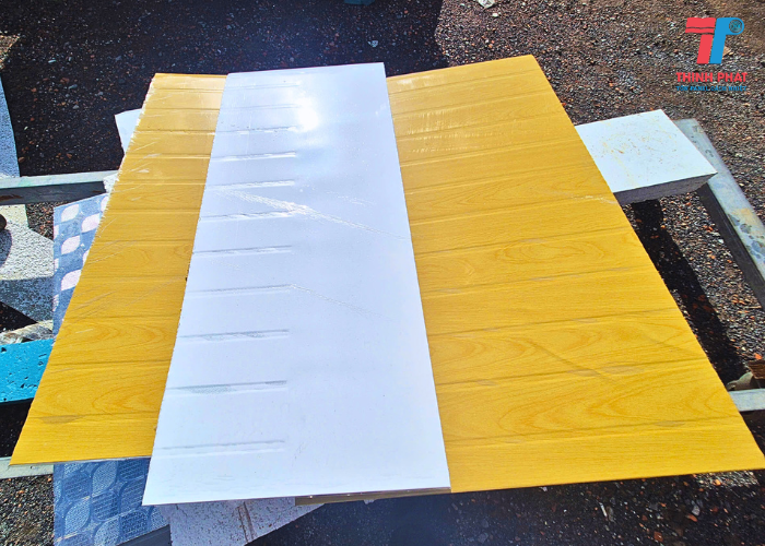 bề mặt tôn cán gân mờ của tấm panel vách trong