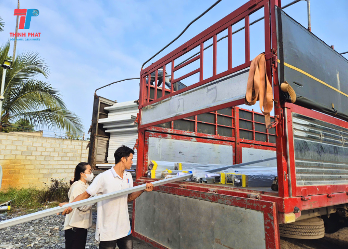 giao hàng phụ kiện nhôm panel tới công trình