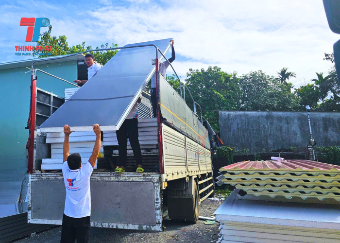 giao hàng tấm panel màu xám đến công trình