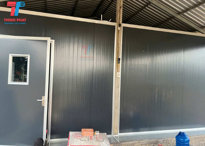 vách và cửa công trình nhà panel màu xám