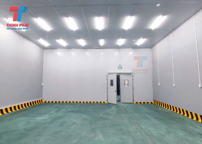 lắp trần panel chống nóng cho nhà xưởng hiện đại