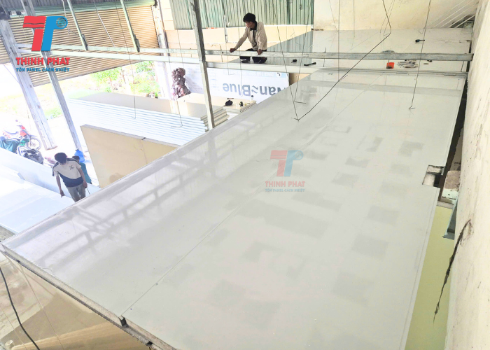 thi công tấm trần panel chống nóng không cần đan khung xương