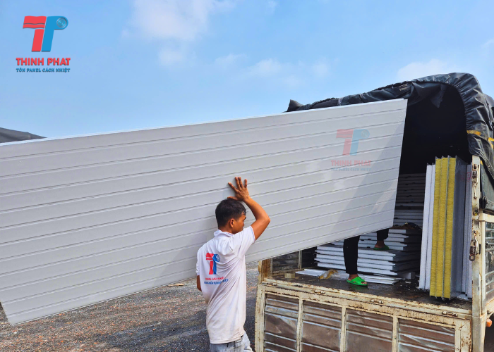 giao hàng tấm panel eps trắng sữa làm trần chống nóng