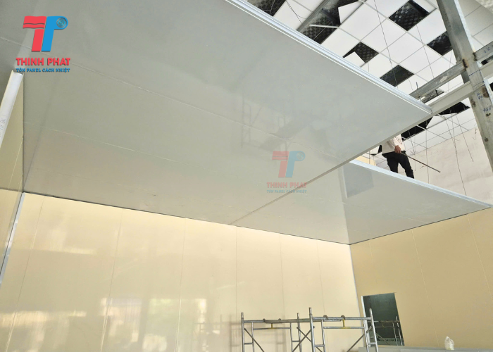 lắp đặt trần panel chống nóng đơn giản