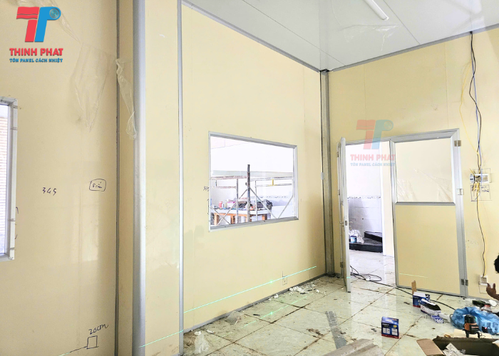 vách ngăn panel tôn xốp màu vàng kem