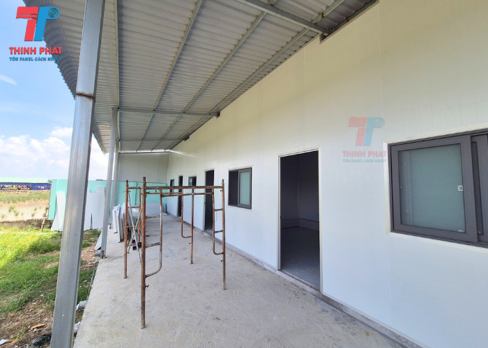 vách bao ngoài trời panel tôn xốp