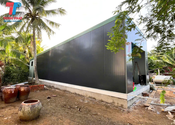 ngôi nhà panel tôn xốp màu xám lông chuột