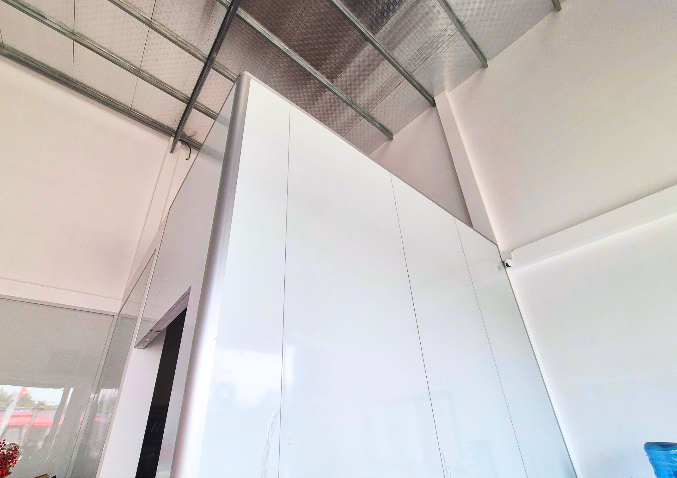 lắp đặt vách ngăn tấm panel eps màu trắng sữa