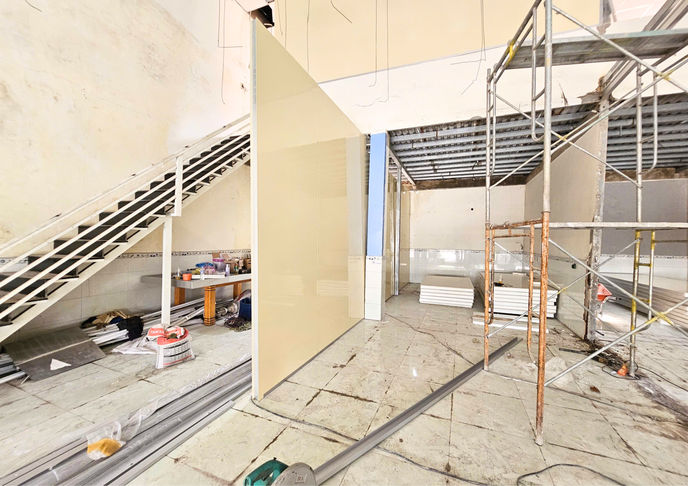 công trình lắp vách ngăn tấm panel màu vàng kem dày 75mm