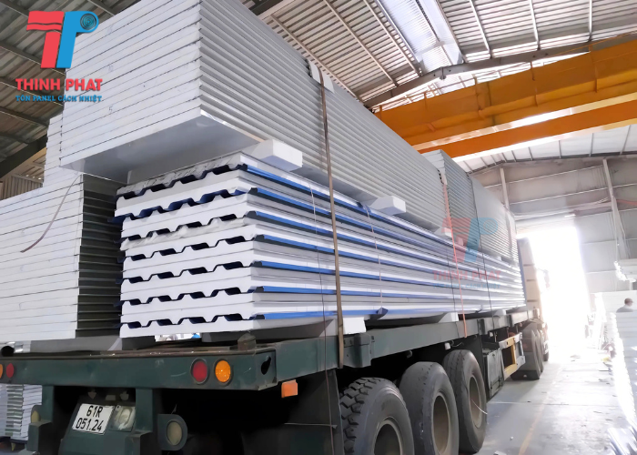 giao hàng panel eps và panel mái tôn xốp eps đến công trình