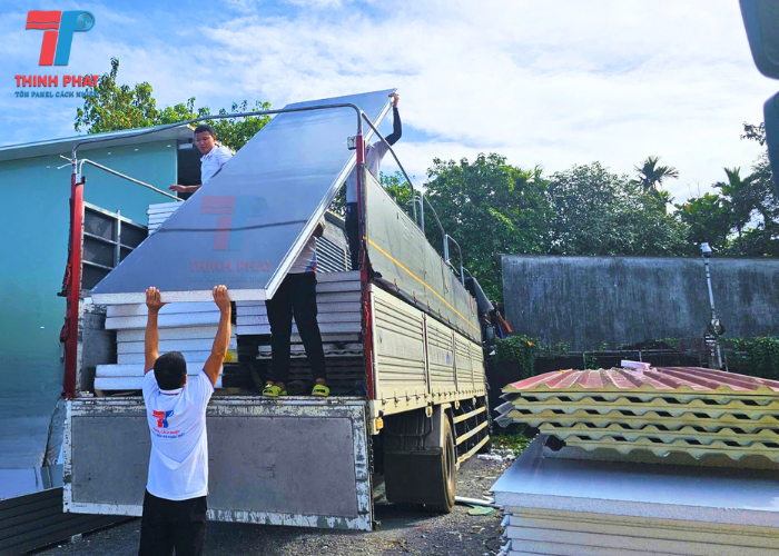 giao hàng tấm vách panel cách nhiệt đến công trình