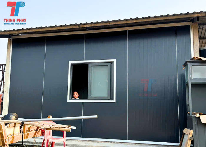 bề mặt ngoài nhà panel màu xám lông chuột
