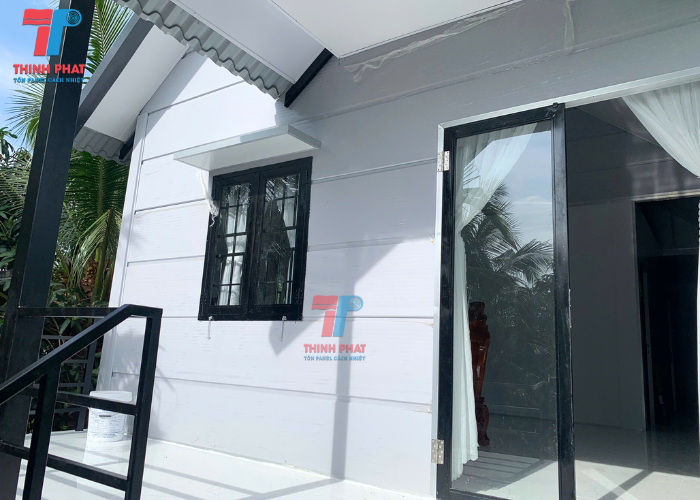 cận cảnh mặt tiền nhà sàn lắp ghép panel 15x5