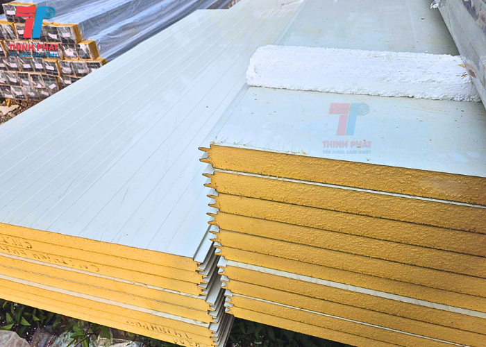 PU panel chống cháy lan bề mặt tôn cán gân mờ