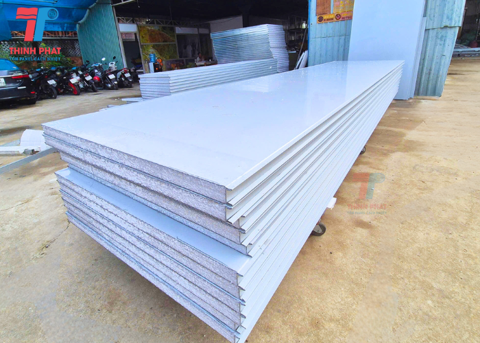 trần tôn xốp eps màu trắng sữa cắt chiều dài theo yêu cầu