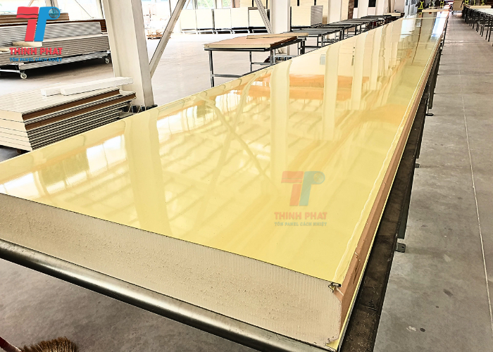 vách ngăn phòng tôn xốp PU cao cấp cách nhiệt