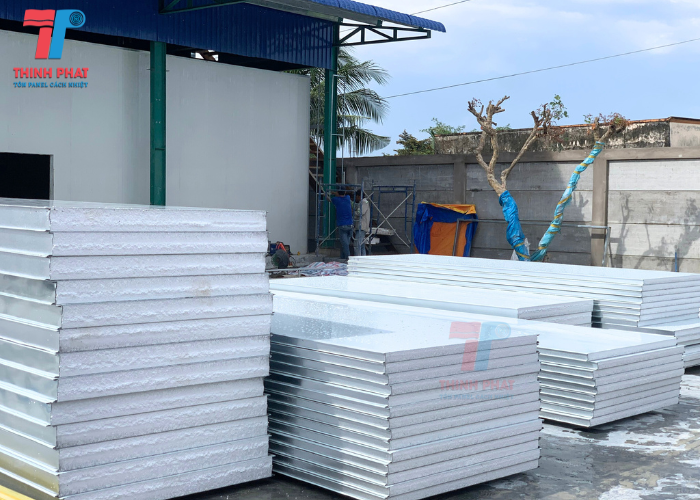 tấm panel làm vách ngăn phòng tôn xốp