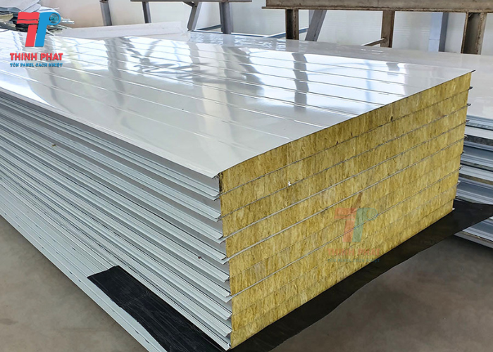 bề mặt tôn màu trắng sữa của panel rockwool