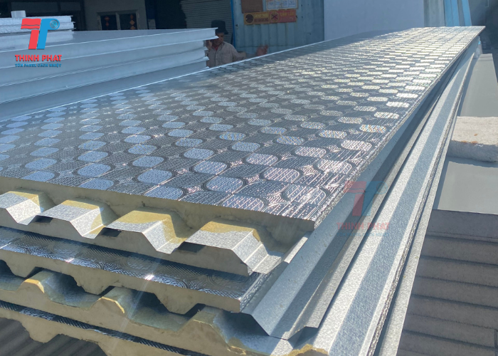 bề mặt giấy bạc ở mặt dưới cùng của tôn pu cách nhiệt