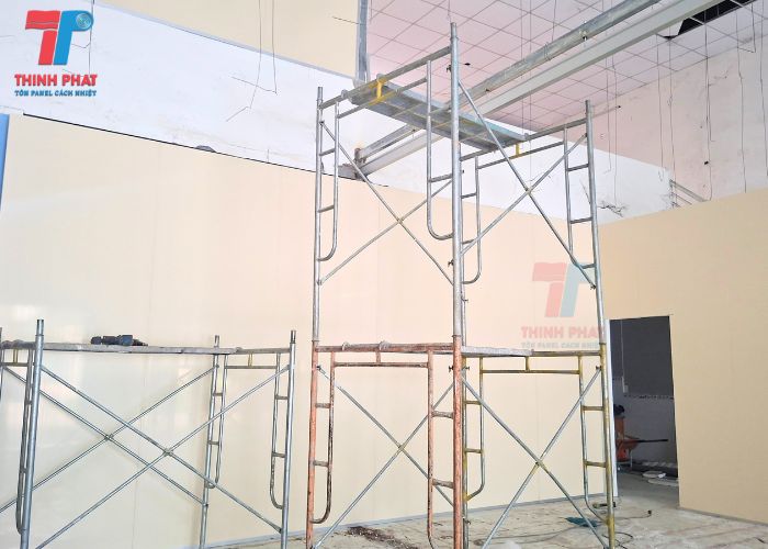 lắp vách panel cách nhiệt