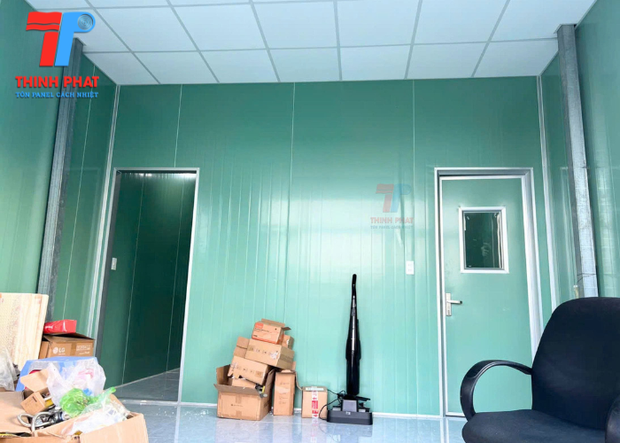 vách ngăn panel và cửa panel bên trong công trình