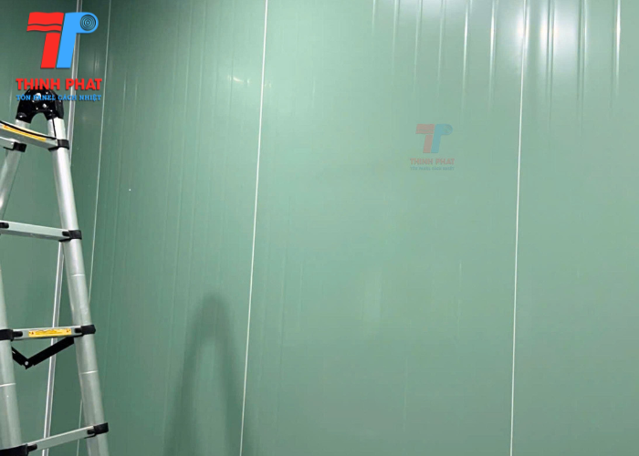 bề mặt cán gân mờ giúp tăng cứng độ chịu lực cho vách nhà lắp ghép panel tại Hóc Môn