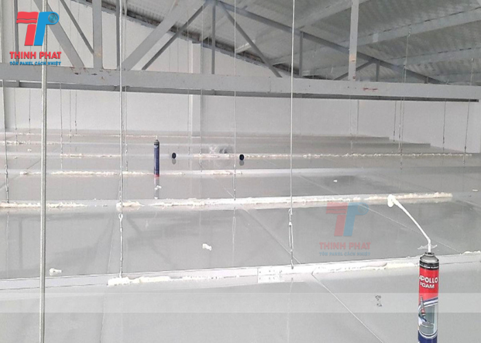 thi công trần panel treo trên khung và dây cáp